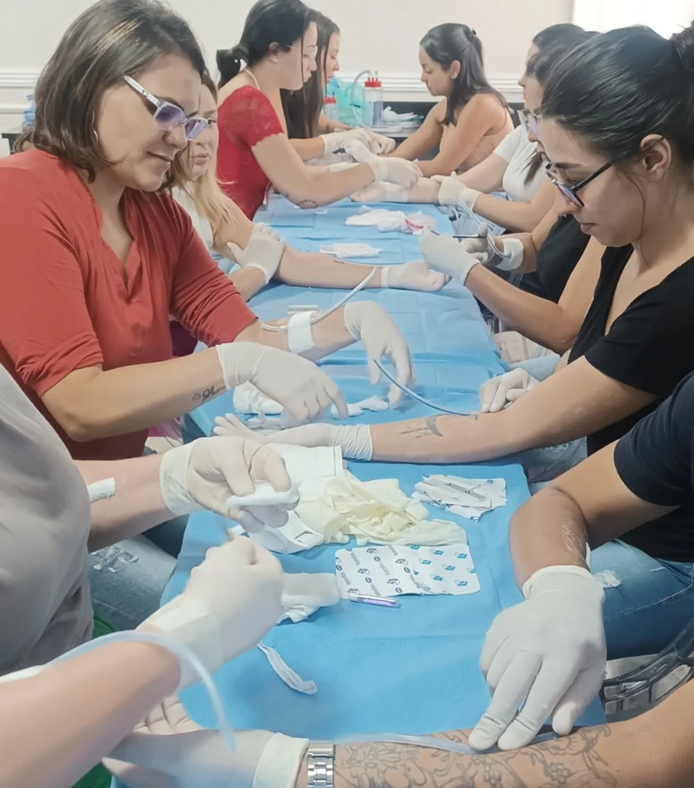 Alunas praticando na mesa cirúrgica